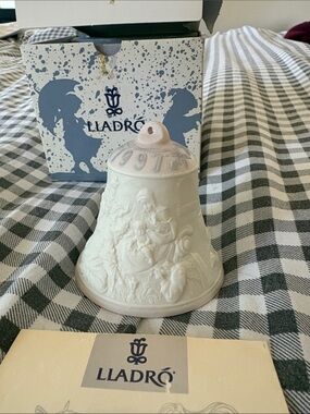 Lladró White Porcelain Nativity Bell